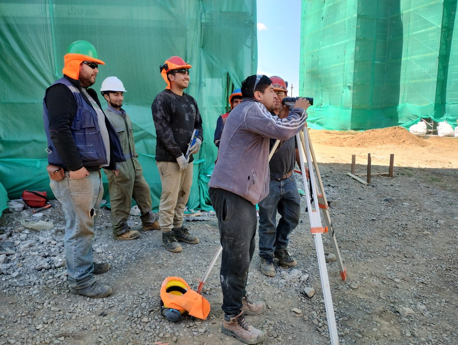 Uso de instrumentos topográficos en terreno