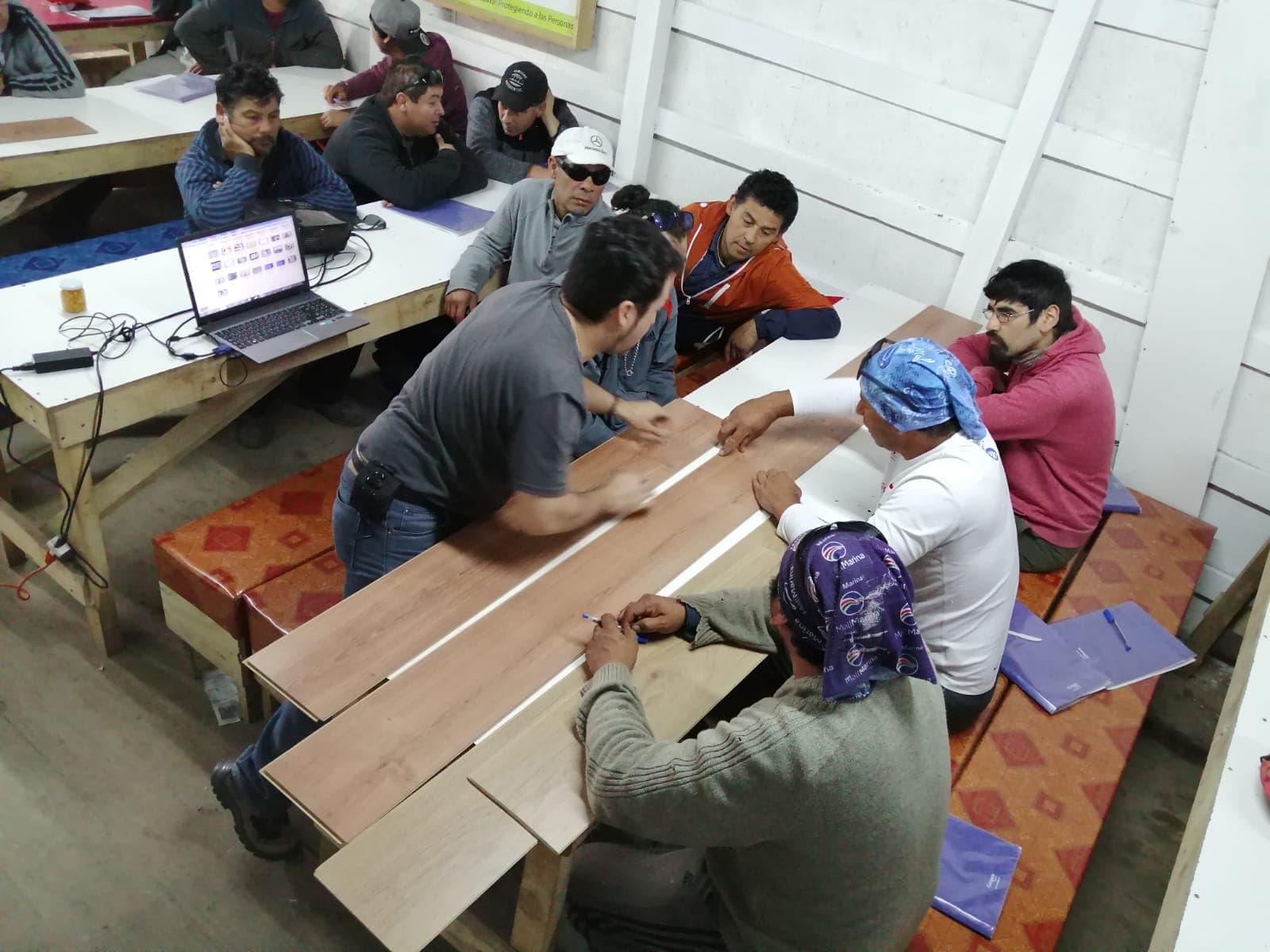 Taller de instalación de piso flotante