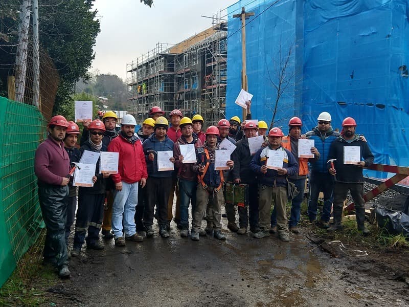 Entrega de diplomas al término del curso, en plena obra